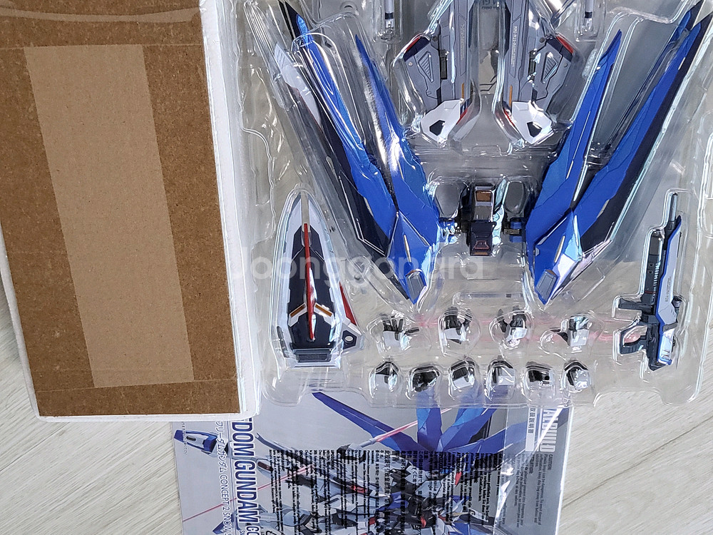 팝니다 메탈빌드 프리덤 컨셉2 스노우 스파클 개봉 전시품--2