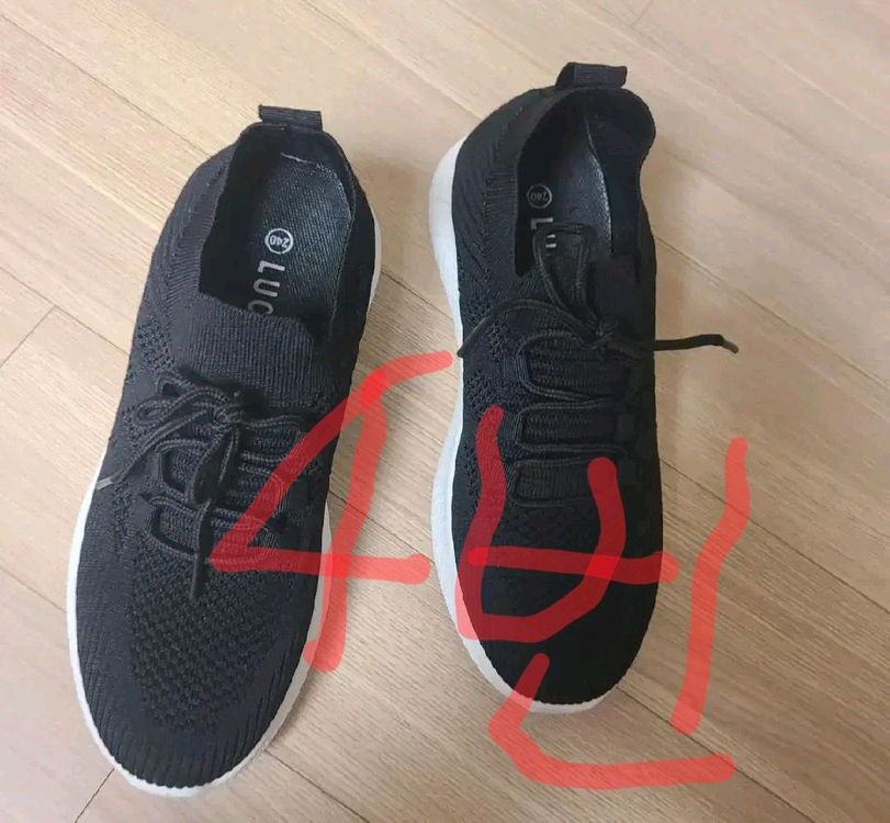 240 사이즈 신발들 이미지