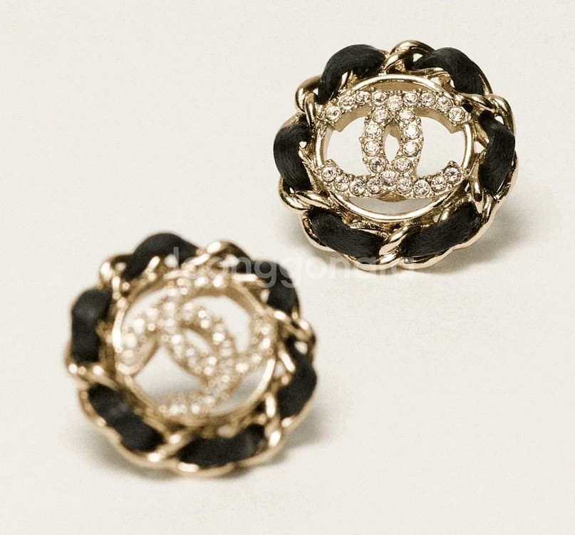 샤넬 귀걸이 메탈 램스킨 & 스트라스 골드 블랙 크리스탈 CC로고 이어링--0