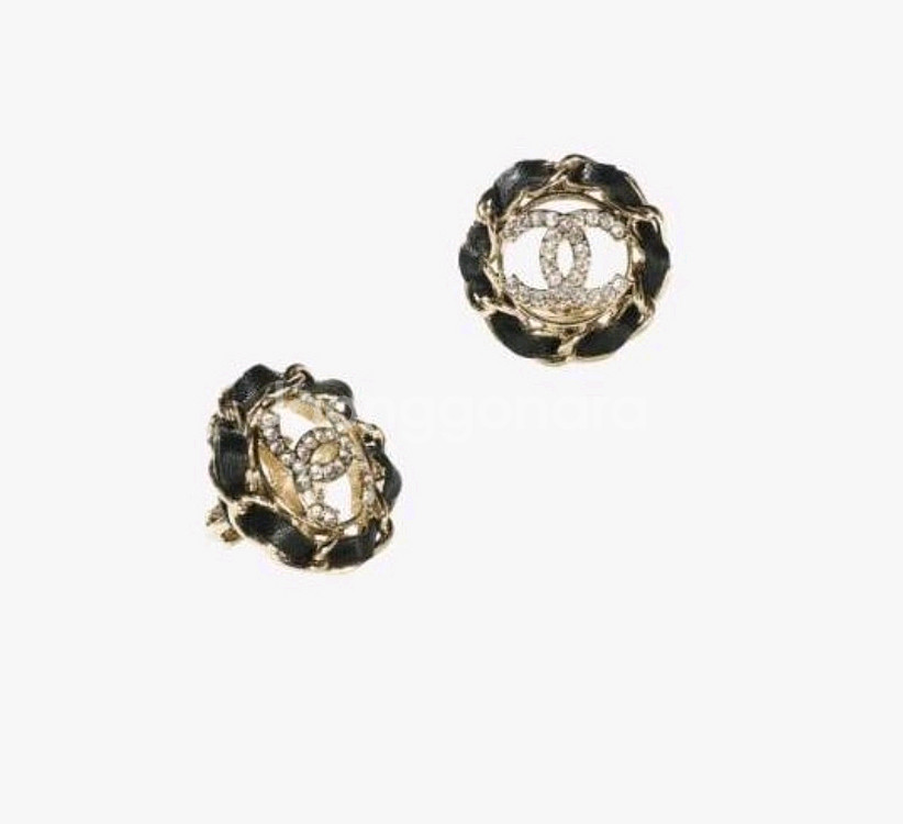 샤넬 귀걸이 메탈 램스킨 & 스트라스 골드 블랙 크리스탈 CC로고 이어링--1