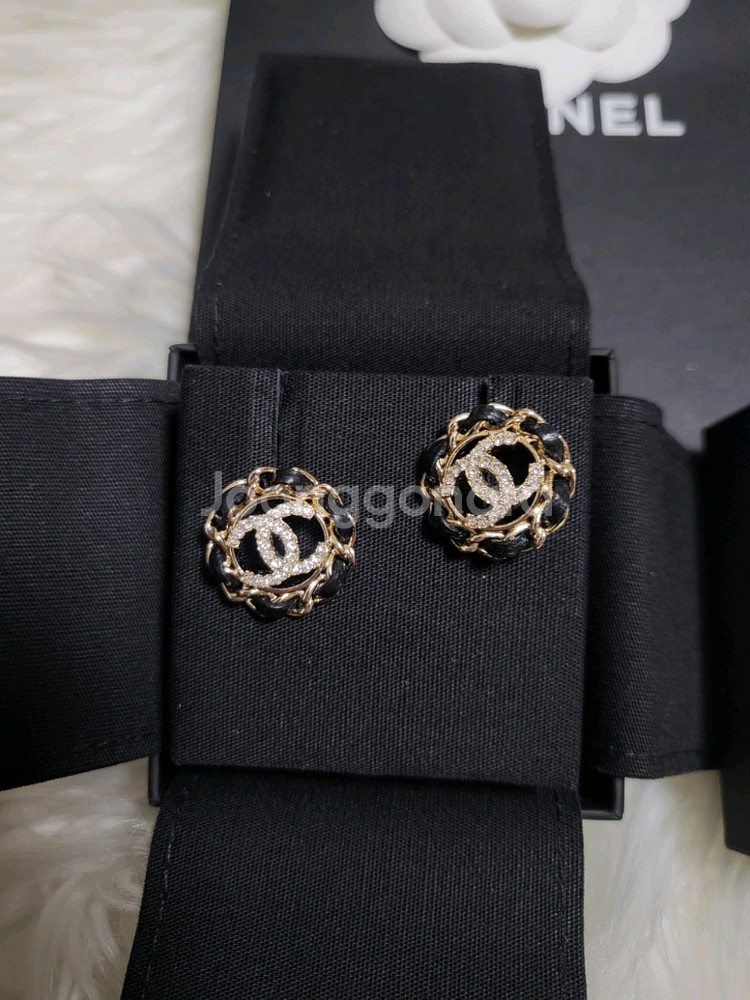 샤넬 귀걸이 메탈 램스킨 & 스트라스 골드 블랙 크리스탈 CC로고 이어링--2