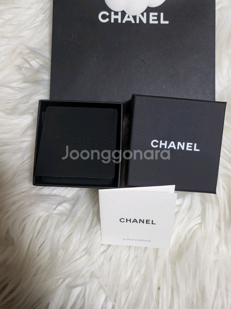 샤넬 귀걸이 메탈 램스킨 & 스트라스 골드 블랙 크리스탈 CC로고 이어링--4