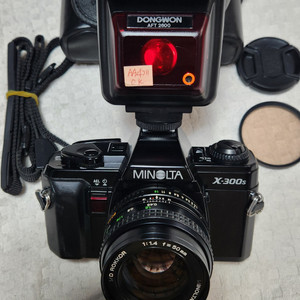 미놀타X300S(일본제,A급), MD ROKKOR 50/1:1.4, 후레쉬, 케이스.