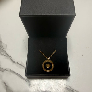 베르사체 로고 펜던트 목걸이 이미지