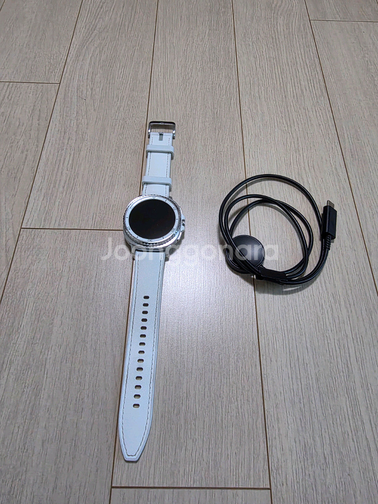 갤럭시 워치8 클래식 화이트 판매합니다--1