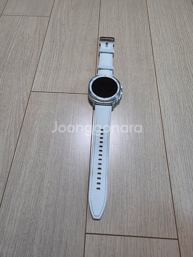 갤럭시 워치8 클래식 화이트 판매합니다--0