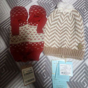 후아유 벙어리 장갑과 티니위니털모자 세트입니다택이 달려있는 새 상품