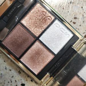 스쿠 suqqu 129 사랑스런 윤기 2023 윈터 아이섀도우팔레트