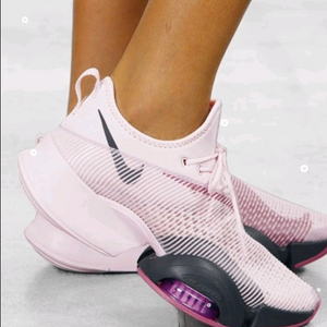 나이키 러닝화 에어 줌 슈퍼렙 BQ7043-665사이즈230많이 신지 않아 사진과 같이 바닥면 닳음 거의 없어요^^