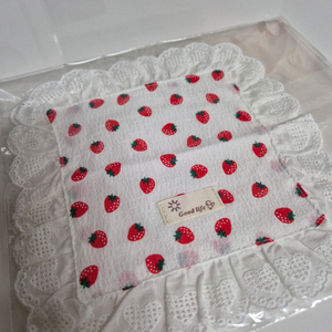 딸기 패턴 받침