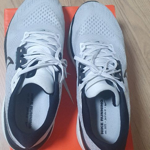 나이키 보메로17 런닝화 사이즈270