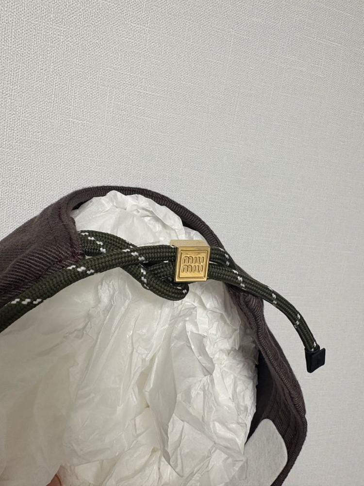 남여공용) 미우미우 모자 볼캡 M 사이즈 ( 대부분 머리 사이즈 가능) 아마란스 컬러 새제품 이미지