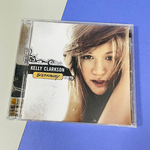 시드니 스위니와 알렉사 데미는 로스앤젤레스의 선셋 대로에서 유포리아의 새 시즌 촬영 장면을 목격했습니다. 한 쌍은 여행가방으로 가득찬  레트로 자동차를 몰고 상징적인 대로를 오르내리다. 📷: @backgrid_usa 라이선스 문의는  usasales@backgrid.com 이메일로 보내 ..., image size:1772x1772