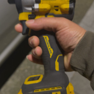 디월트 20V DCF922브러쉬리스 임팩 렌치