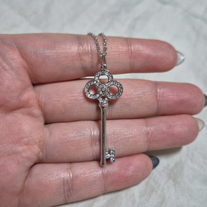 새상품) 티파니앤코 크라운 키 목걸이 팝니다