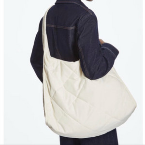 코스 다이아몬드 퀼티드 오버사이즈 식빵백 크림색 새상품