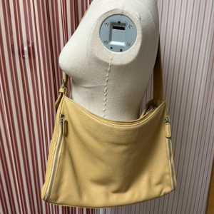 샌드 베이지 가죽 숄더백 버클 포켓 수납 호보백