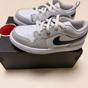 나이키 조던 1 로우 알트 키즈 160사이즈 팝니다