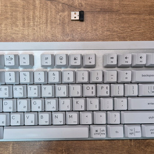 로지텍 무선 블루투스 텐키리스 키보드 K855 (화이트 흰색, 적축) 팝니다