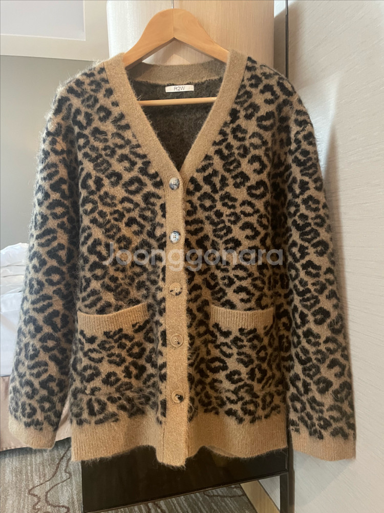 R2W 레오파드 가디건 한섬 마인 타임 럭키슈에뜨 msgm 산드로 랑방 오프화이트 준지 n21--10