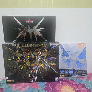 MG 스트라이크 프리덤 건담+프라우드디펜더+빛의날개 판매