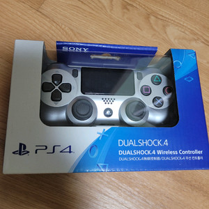 ps4 듀얼쇼크4 실버 미개봉 팝니다.