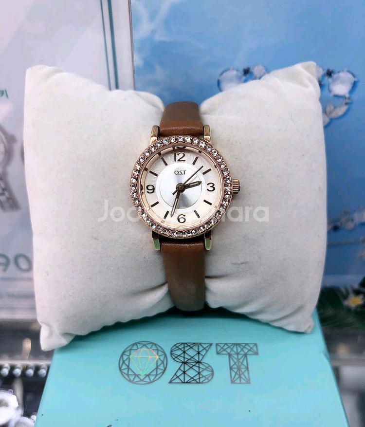 ost 여성용 가죽손목시계 새것--0