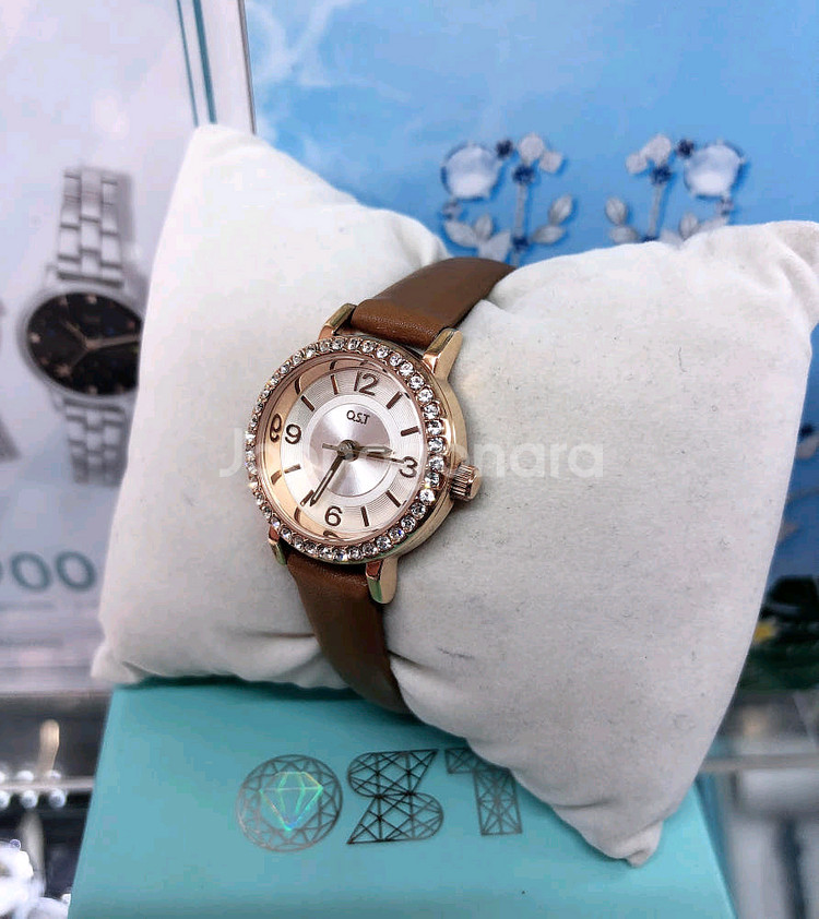 ost 여성용 가죽손목시계 새것--2