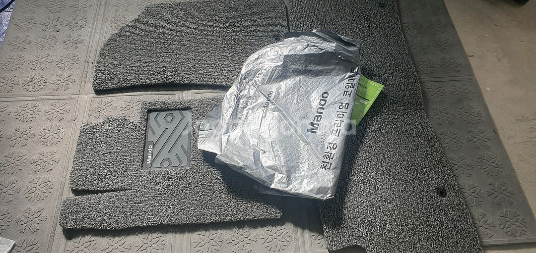 그랜저GN7 코일매트입니다. 만도 제품이고, 친환경 프리미엄 코일매트라고 적혀있네요.--0