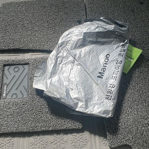 그랜저GN7 코일매트입니다. 만도 제품이고, 친환경 프리미엄 코일매트라고 적혀있네요.