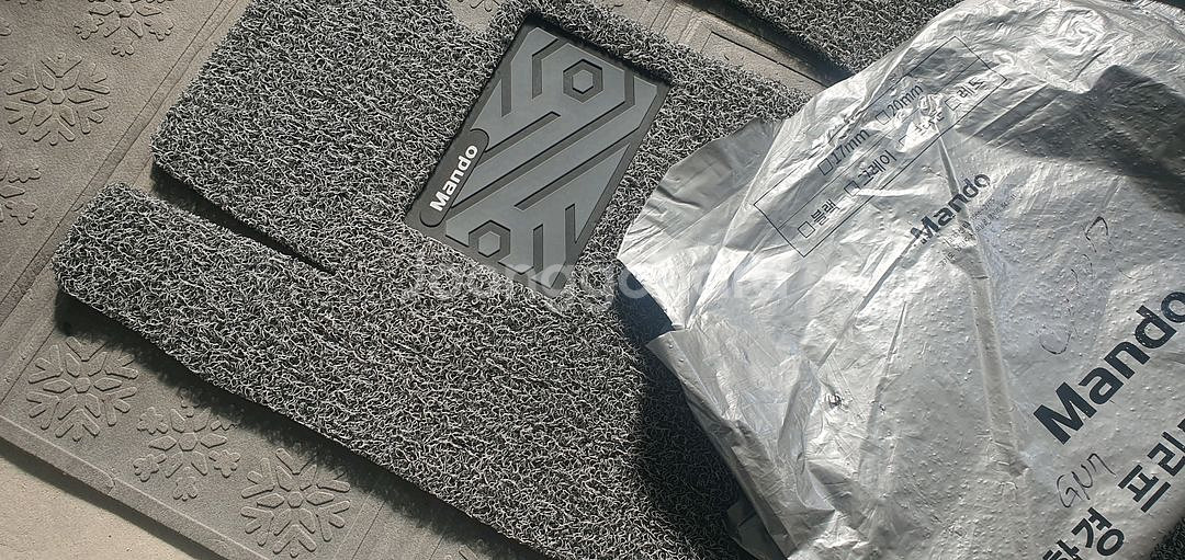 그랜저GN7 코일매트입니다. 만도 제품이고, 친환경 프리미엄 코일매트라고 적혀있네요.--1