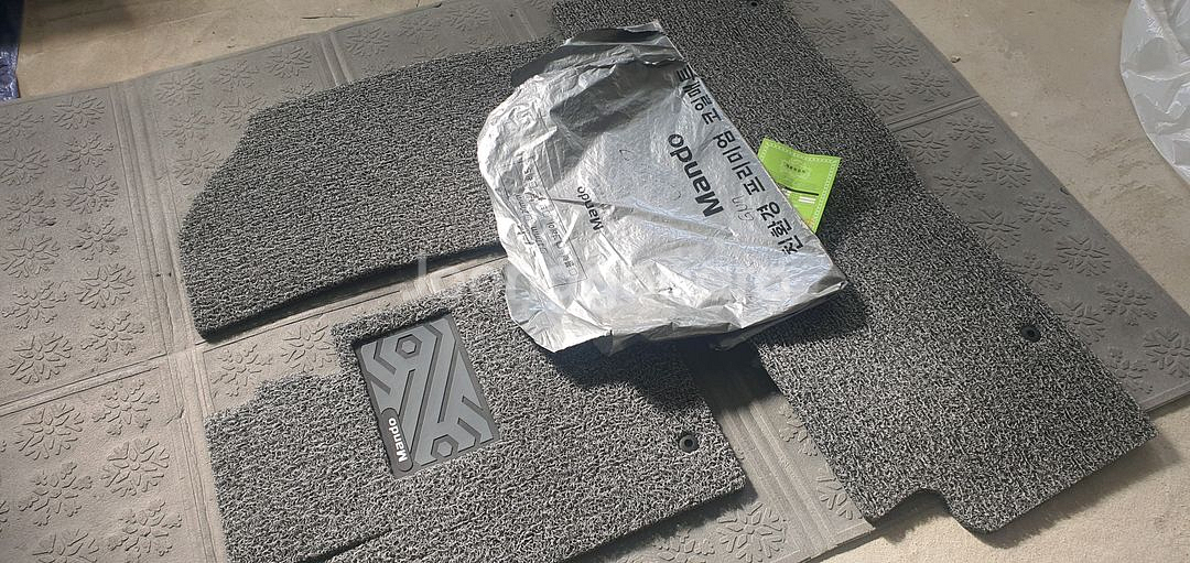 그랜저GN7 코일매트입니다. 만도 제품이고, 친환경 프리미엄 코일매트라고 적혀있네요.--4