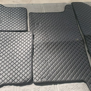 싼타페TM 5인승 트렁크에 딱 맞는 매트입니다. 다이아몬드 퀼팅 디자인으로 고급스러움을 더했습니다