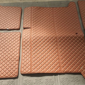 싼타페TM 5인승 트렁크에 딱 맞는 매트입니다. 고급스러운 다이아몬드 퀼팅 디자인이 돋보입니다.