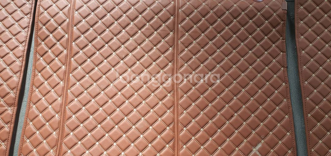 싼타페TM 5인승 트렁크에 딱 맞는 매트입니다. 고급스러운 다이아몬드 퀼팅 디자인이 돋보입니다.--4