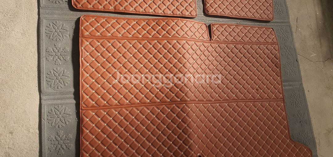 싼타페TM 5인승 트렁크에 딱 맞는 매트입니다. 고급스러운 다이아몬드 퀼팅 디자인이 돋보입니다.--2