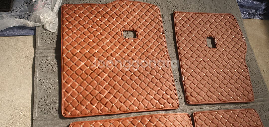 싼타페TM 5인승 트렁크에 딱 맞는 매트입니다. 고급스러운 다이아몬드 퀼팅 디자인이 돋보입니다.--1