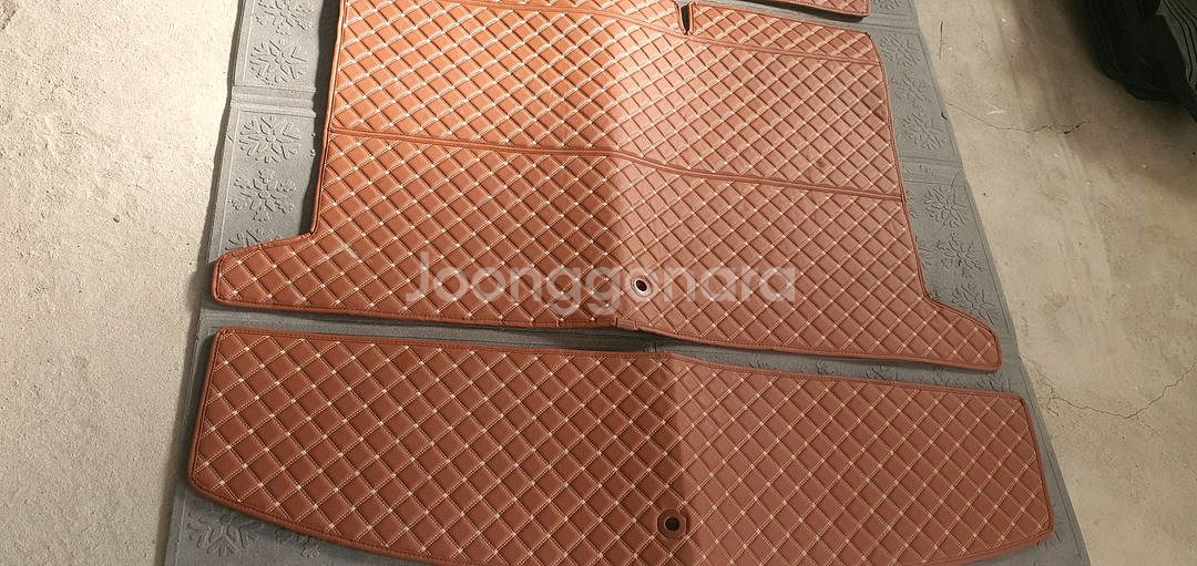 싼타페TM 5인승 트렁크에 딱 맞는 매트입니다. 고급스러운 다이아몬드 퀼팅 디자인이 돋보입니다.--3