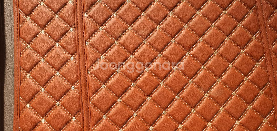 싼타페TM 5인승 트렁크에 딱 맞는 매트입니다. 고급스러운 다이아몬드 퀼팅 디자인이 돋보입니다.--6