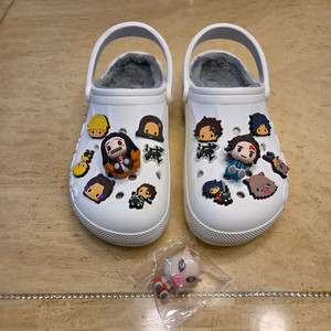 흰색 크록스 정품 털 슬리퍼 정품 + 귀멸의 칼날 지비츠 15개