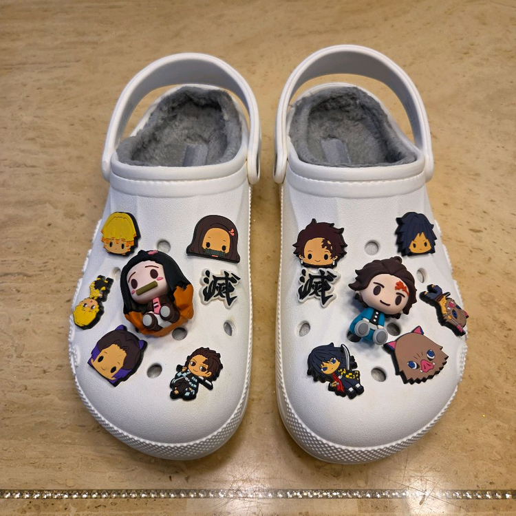 흰색 크록스 정품 털 슬리퍼 정품 + 귀멸의 칼날 지비츠 15개--1