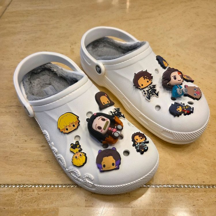 흰색 크록스 정품 털 슬리퍼 정품 + 귀멸의 칼날 지비츠 15개--4