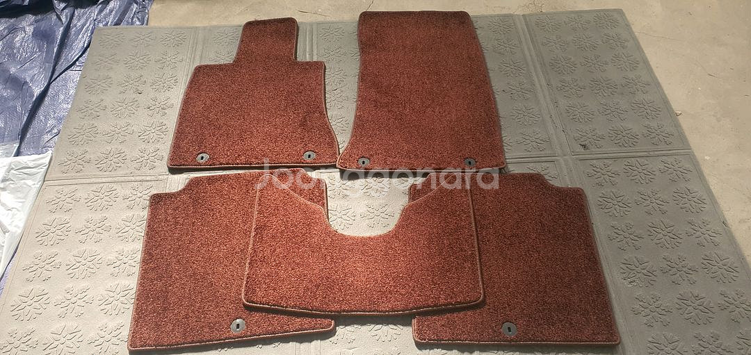 신형 G90 순정 바닥 매트 판매합니다. 차량 출고 후 바로 다른 매트로 교체하여 보관만 했습니다--0