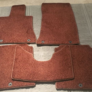 신형 G90 순정 바닥 매트 판매합니다. 차량 출고 후 바로 다른 매트로 교체하여 보관만 했습니다