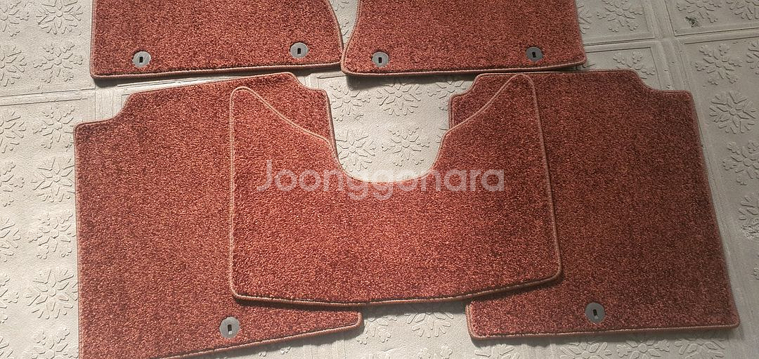 신형 G90 순정 바닥 매트 판매합니다. 차량 출고 후 바로 다른 매트로 교체하여 보관만 했습니다--2