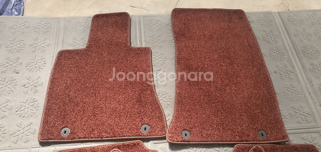 신형 G90 순정 바닥 매트 판매합니다. 차량 출고 후 바로 다른 매트로 교체하여 보관만 했습니다--1