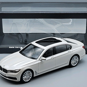 1:18 BMW 750Li (G12, 파라곤)
