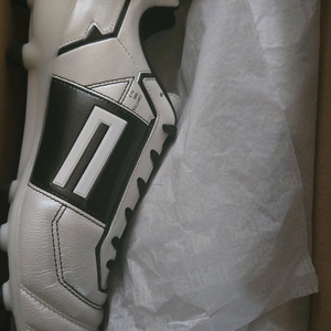 캐피텐 원 프로 축구화 275mm 미사용 팝니다.