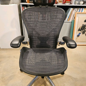 허먼밀러 에어론 체어, CD, 그라파이트