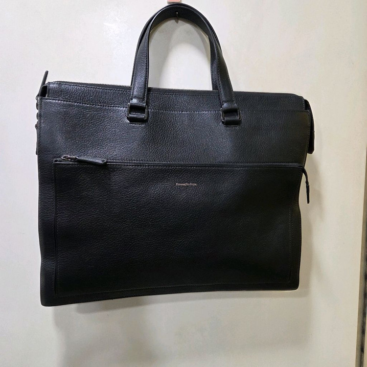 에르메너질도 제냐 가죽 서류가방 이미지